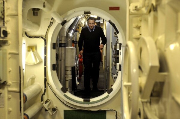 دیوید کامرون در زیر دریایی اج ام اس ویکتوریوس