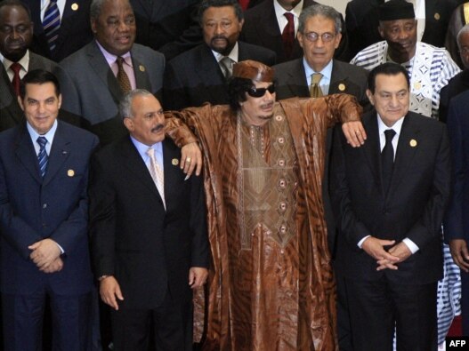 نشست آبان ماه سران عرب در لیبی/ از راست: حسنی مبارک، معمر قذافی، علی عبدالله صالح، و زین‌العابدین بن‌علی