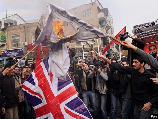 تظاهرات گروهی در تهران مقابل سفارت 
بریتانیا که در آن پرچم این کشور آتش زده شد.
