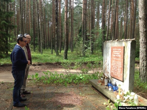 Григорий Крицер и Лев Каплан, вильнюсский музыкант, читают Кадиш возле памятника в лесу недалеко от Вильнюса
