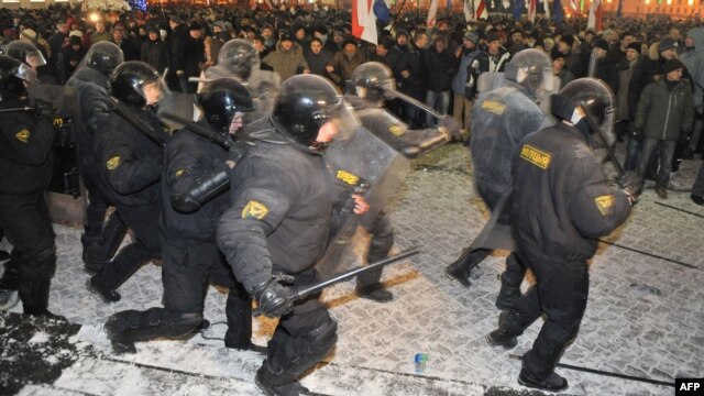 ბელორუსია: პოლიციელები არბევენ მინსკში 2010 წლის 20 დეკემბრის საპროტესტო აქციას