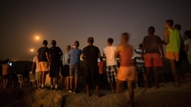 Зымыран атысын бақылап тұрған Израиль тұрғындары. Сдерот, 12 шілде 2014 жыл.