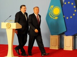 Еуропа комиссиясының басшысы Жозе Мануэль Баррозу (сол жақта) және Қазақстан президенті Нұрсұлтан Назарбаев (оң жақта). Астана, 3 шілде 2013 жыл. (Көрнекі сурет)