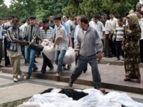 Andijon residents lay out the bodies of victims on May 14, 2005 (AFP)