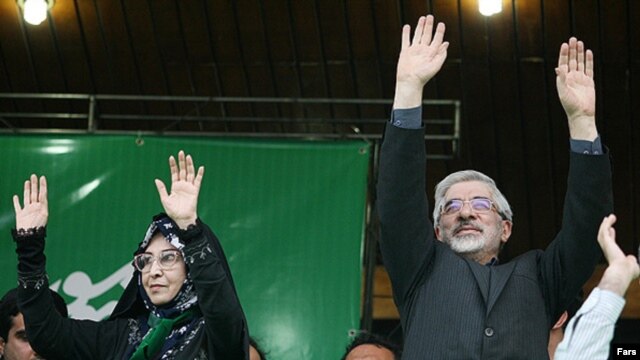 میرحسین موسوی، از رهبران مخالف در ایران، همراه با زهرا رهنورد از بهمن ماه ۱۳۸۹ در حصر خانگی هستند.
