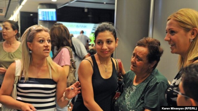 Syrian-Armenian refugees arrive in Yerevan on August 17.