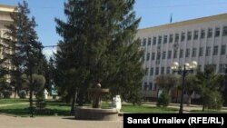Административные здания на центральной площади Уральска.