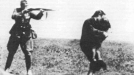 Нацист солдат балалы әйелді атып жатыр. Бабий Яр.