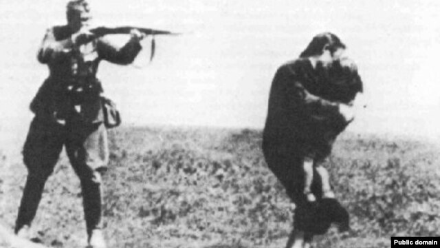 Нацист солдат балалы әйелді атып жатыр. Бабий Яр.