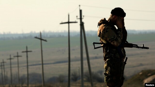 Украинский солдат на востоке страны, недалеко от границы с Россией