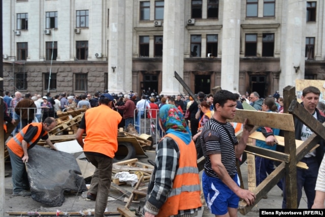 На следующий день добровольцы разбирали площадь перед Домом профсоюзов