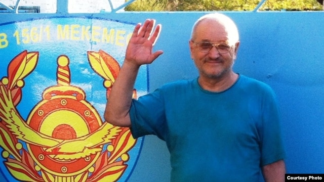 Журналист и правозащитник Александр Харламов фотографируется у ворот СИЗО после своего освобождения. Усть-Каменогорск, 4 сентября 2013 года. Фото из архива Харламова.