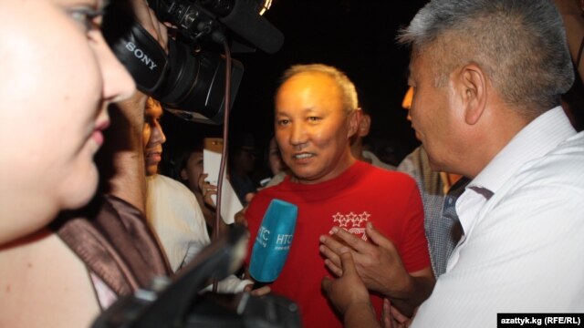 According to prosecutors, Valery Kornienko's detention is related to the case against former Bishkek Mayor Nariman Tuleev (center).