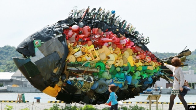 Гигантская рыба, сделанная из отходов, найденных в море у берегов Японии