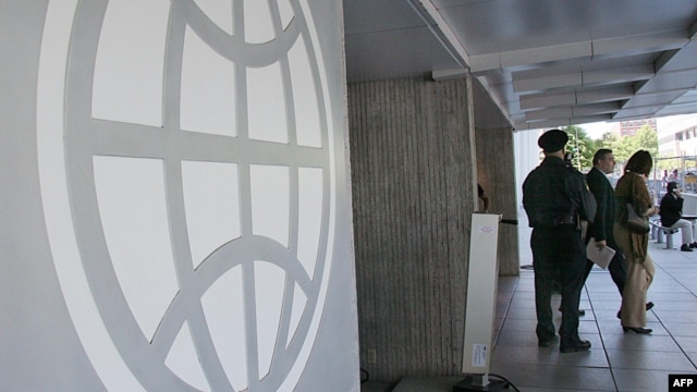 U.S. -- The logo of the World Bank at the entrance to the building in Washington, DC, 08May2007.