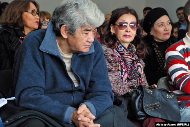 Политик и гражданский активист Мэлс Елеусизов наблюдает за общественными слушаниями. Казахстан, Алматы, 16 октября 2015 года.