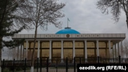 Здание парламента Узбекистана в Ташкенте.