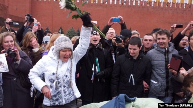 Евгения Чирикова установила на Красной площади зелёную палатку.  8 апреля 2012 г