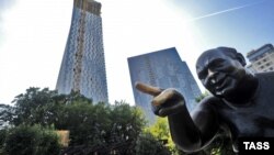 Police say Yevgeny Leonov's Moscow statue was stolen and sold to a scrap-metal dealer.