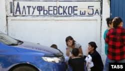 Родственники погибших при пожаре в типографии в Москве 27 августа 2016 года.