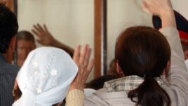 Шетпе оқиғасы бойынша айыпталушы сот залында туыстарымен амандасып тұр. Ақтау, 17 сәуір 2012 жыл.