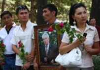 Mourners lined the streets of Bishkek to honor Aitmatov (RFE/RL)