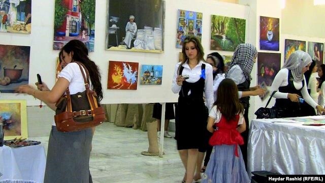 جانب من معرض طالبات معهد الفنون ببغداد