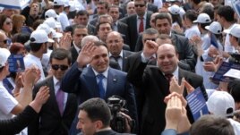 Armenia - Orinats Yerkir party leader Artur Baghdasarian (C) is greeted by supporters during a campaign rally in Yerevan's Liberty Square, 7Apr2012.