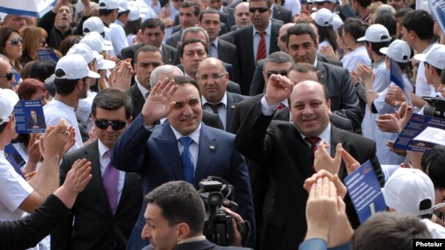 Armenia - Orinats Yerkir party leader Artur Baghdasarian (C) is greeted by supporters during a campaign rally in Yerevan's Liberty Square, 7Apr2012.
