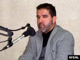 R.Arifoğlu deyir ki, qəzetin Daxili İşlər Nazirliyi yaxud başqa strukturlarla yaxınlığı barədə deyilənlər yalandır. Amma qəzet bu söhbətlərin ortada gəzməsindən də yararlanır
