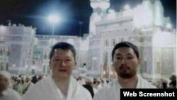 Фото, выложенное в блог в "Живом журнале", в описании которого говорится, что снимок Кенеса Ракишева и Тимура Кулибаева сделан во время хаджа.