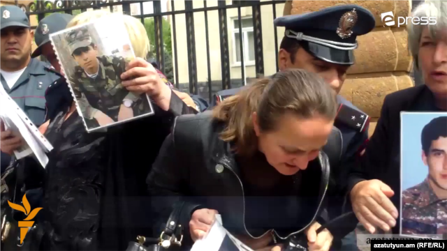 Բանակում մահացած զինվորների մայրերի բողոքի ցույցը ՀՀ նախագահի նստավայրի դիմաց: 13-ը մայիսի, 2015 թ․