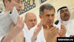 Tatar President Rustam Minnikhanov prays during his "minor hajj" in Mecca.