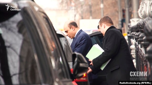 Заступник міністра МВС з питань європейської інтеграції Тігран Авакян сідає в авто, припарковане просто під знаком «зупинка заборонена»