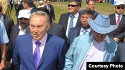 Болат Назарбаев (оң жақта), қазақстандық кәсіпкер