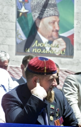 Рамзан Кадыров на фоне изображения своего отца, Ахмата Кадырова, 2005 год