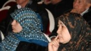 Жены узбекских беженцев-мусульман, находящихся в тюрьме КНБ, на форуме демократических сил. Алматы, 29 января 2011 года.  