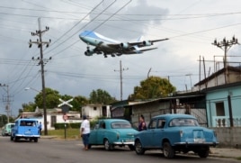 Самолет президента США – ВВС-1 – Air Force One заходит на посадку в Гаване