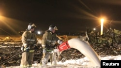 Firefighters work at the site of a Tatarstan Airlines Boeing 737 crash in Kazan on November 17, which killed 50 people.