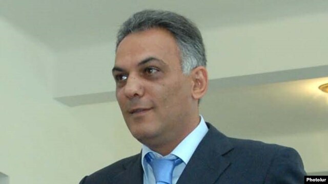 Armenia -- Mayor Gagik Beglarian prepares to cast his ballot in the May 31, 2009 municipal elections in Yerevan.