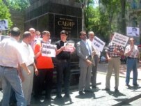 Journalists protested growing media restrictions (RFE/RL)