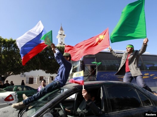 Сторонники Кадаффи на митинге в Триполи, 24 марта 2011. Фото сделано во время официального пресс-тура, организованного правительством Ливии