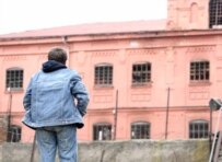 A man watches outside Prison No. 5 near Tbilisi (InterPressNews file photo)
