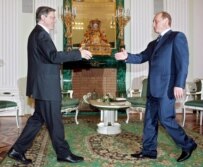 Austrian Chancellor Wolfgang Schuessel (left) met with Russian President Putin on 2 December in Moscow (epa)