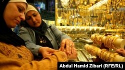 سيدتان في محل لبيع الذهب باربيل