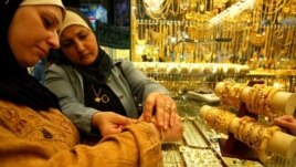 سيدتان في محل لبيع الذهب باربيل