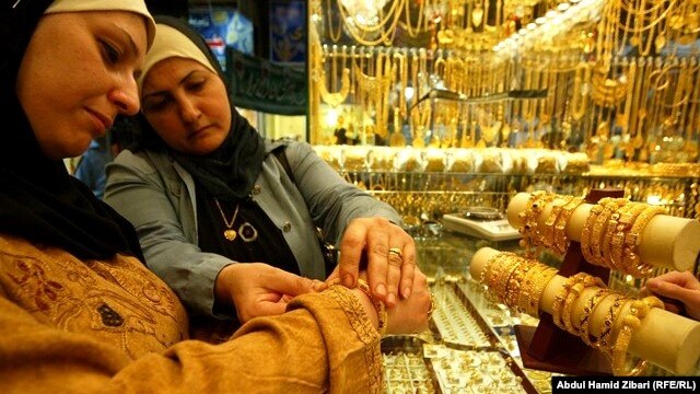 سيدتان في محل لبيع الذهب باربيل