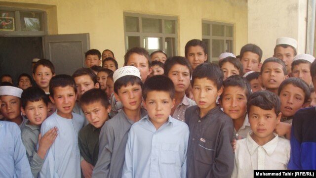 A group of students in Tarbuz Guzar, Afghanistan