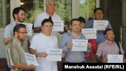 Журналистер мен адвокаттар "Трибуна" газетінің соты өткен Медеу аудандық сотының алдында тұр. 11 шілде 2016 жыл.