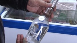 Шишасының сыртында арабша «Алланың құдіреті бәріне жетеді» деп жазылған арақ. Ақтөбе, 5 сәуір 2012 жыл.